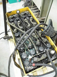 Traktionsbatterie Hubwagenbatterie Antriebsbatterie Arbeitsbühne Scherenbühne - Bild 1 von 6