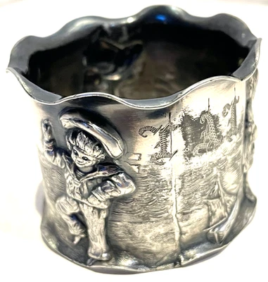 Anillo servilletero victoriano plateado niños en la playa con monograma I A L Foto 1 de 4