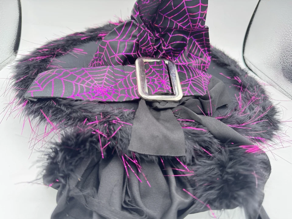 Disfraz de Salón de Brujas - Sombrero de tela de araña púrpura negro, plumas, cinturón Foto 1 de 1