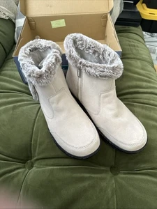 Khombu Iris Women's Cream Suede All-Weather  Boots - NEW Sz 10 - Picture 1 of 13