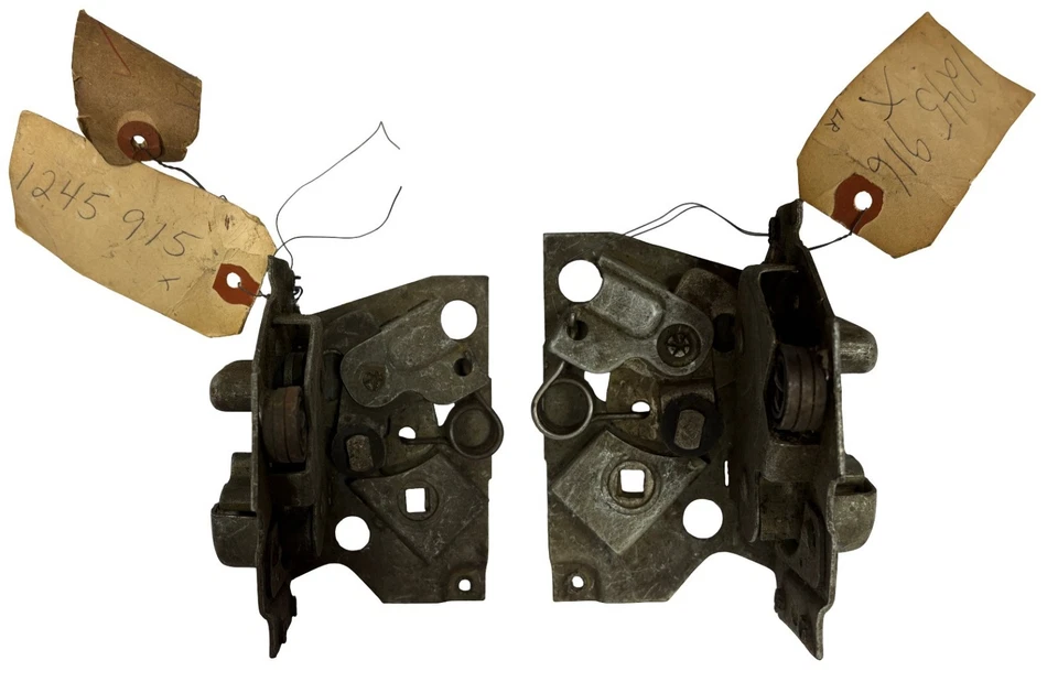 Nuevo par de pestillos de puerta trasera de stock antiguo para 1949-52 Plymouth #1245915 y 1245916 Foto 1 de 1