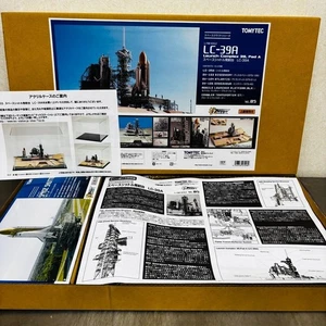 TOMYTEC 1/700 LC-39A Space Shuttle Launch Pad Model Kit Discovery Japan - Picture 1 of 10