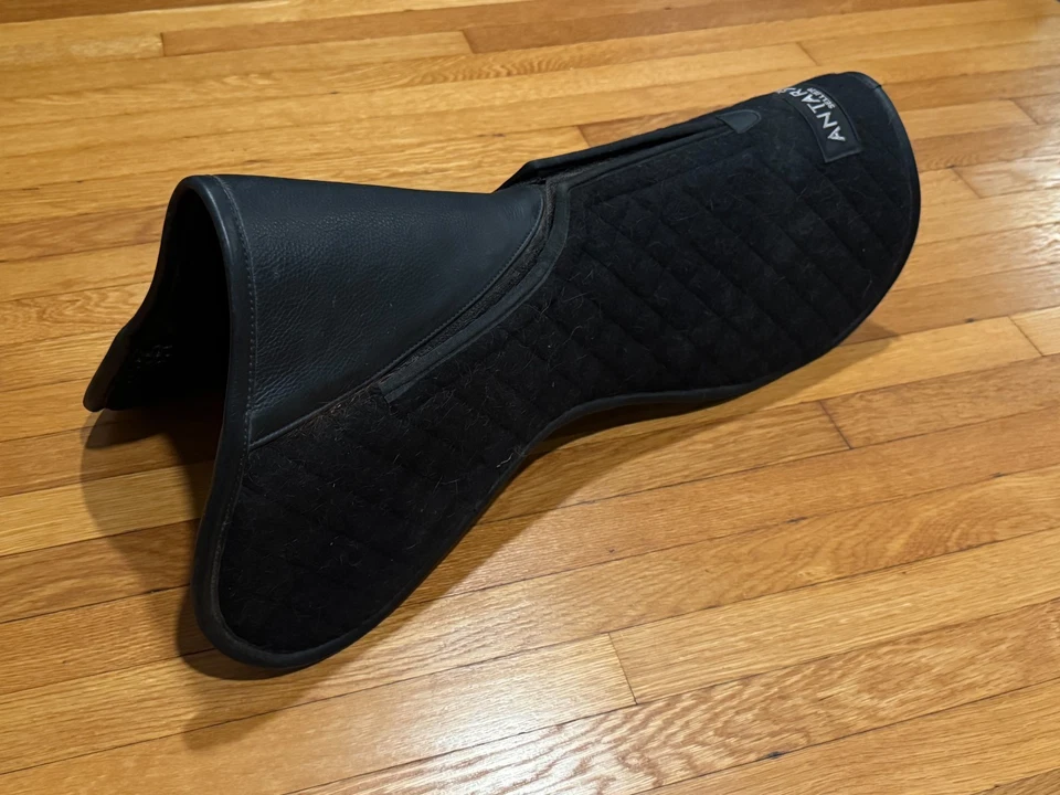 Meia almofada Antares com 4 calços - lã preta/couro preto - varejo por US$ 350 - Imagem 1 de 1