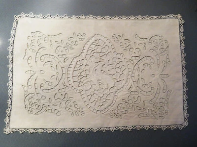 BRODERIE ANGLAISE ancienne LIN BIS DESSUS de COUSSIN 1900 GRIFFON MYTHOLOGIE - Photo 1/4