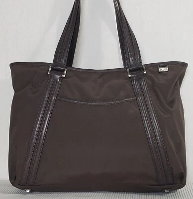 TUMI Bolso Balístico Para Mujer Marrón Nylon y Cuero Ribete Cartera Bolso de Mano Belleza Interior y Salida Foto 1 de 4