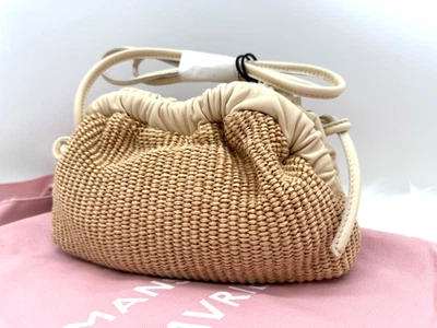 AUTÊNTICO NOVO COM ETIQUETAS US$ 545 Mansur Gavriel Cloud mini embreagem de ráfia tiracolo-natural/jasmim - Imagem 1 de 4