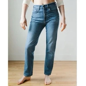 Pantalones de mezclilla Edwin Hana clásicos de tiro alto azul con lavado inspirado en la colección 30 - Imagen 1 de 4
