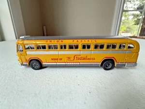 CMW HO Scale Union Pacific (E Los Angeles) GMC PD-4103 Bus-loose- EC - Picture 1 of 7
