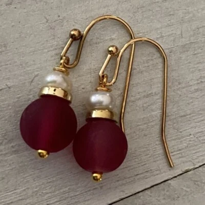Pendientes colgantes Min Favorit rosa fucsia de vidrio de mar, perlas de botón blanco y oro Foto 1 de 4