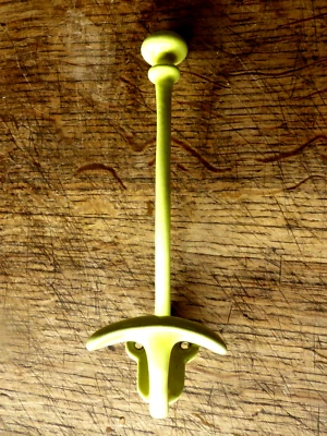 Ancienne patère en fonte porte manteau 1900 peinture emmaillé jaune belle patine - Photo 1/4