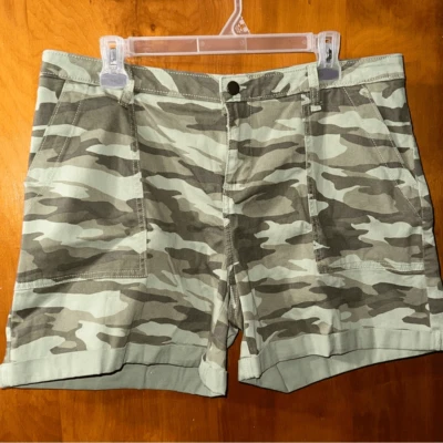 NWOT Women’s green camo shorts size 14 - Image 1 of 4