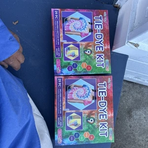 2 x Tie Dye Set Regenbogenfarben 5 Flaschen Färben - 29 Stück - Dress Up 9 Projekte - Bild 1 von 16