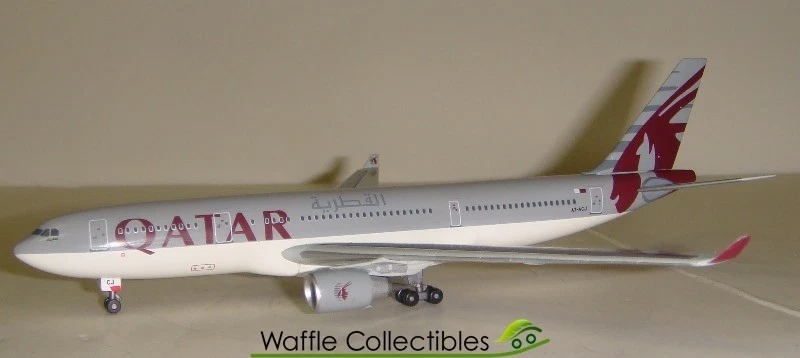 Modelo de avião Dragon Wings Qatar Airways A330-200 A7-ACJ 14033 55979 1:400 - Imagem 1 de 1