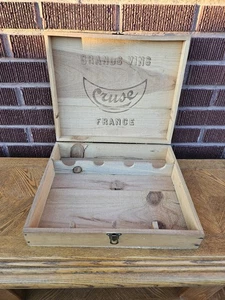 Vintage Cruse France Weinkiste aus Holz - "Grands Vins" Klappkiste mit Riegel - Bild 1 von 5