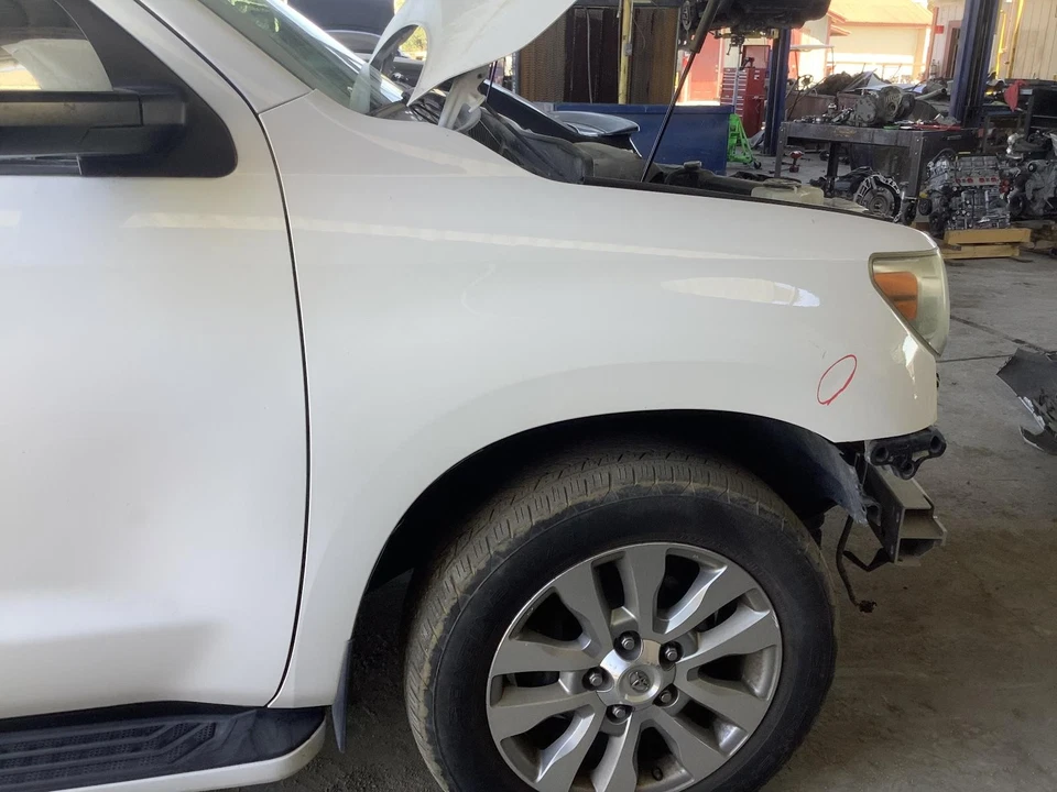 Para-lama dianteiro direito usado serve: 2012 Toyota Sequoia dianteiro direito grau A - Imagem 1 de 4