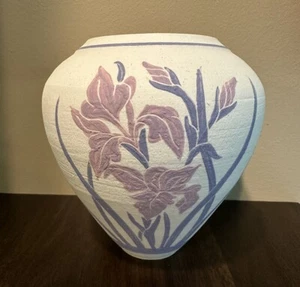 Vintage Studio Art Pottery 6” Vase With Purple Iris Flowers Signed- Excellent! - Picture 1 of 8