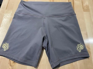 Darc Sport She Wolves Logo Grafik GRAU Sportshorts - Junior L - Bild 1 von 9