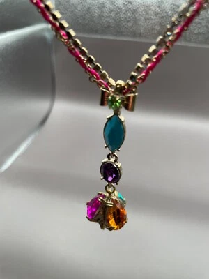 Collar colgante Betsey Johnson azul púrpura cristal fucsia pedrería Foto 1 de 4