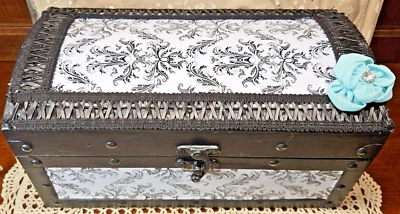 Baúl de almacenamiento pequeño con adornos de imitación de cuero y un adorno de flores de piedras preciosas Foto 1 de 4