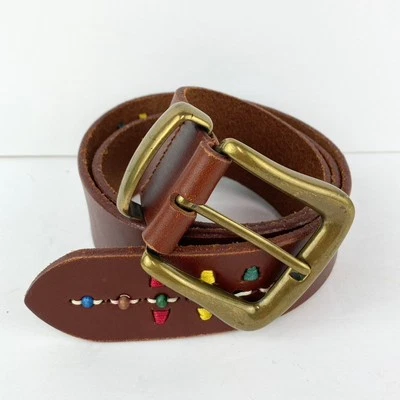 Cinturón de cuero con brida fósil cosido y adorno con cuentas talla grande Foto 1 de 4