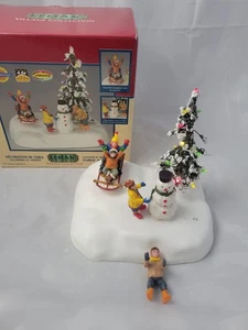 2004 LEMAX Village Collection "FROLIC In The SNOW" lighted & animated 44210 LESEN - Bild 1 von 4