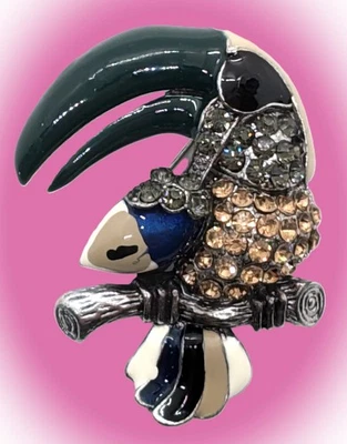 ¡Bonito! Broche de plata Betsey Johnson esmalte y cristal tucán pájaro en rama Foto 1 de 4