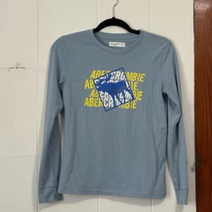 Abercrombie Kids Blue Graphic Long Sleeve Graphic T-Shirt Boys Size 13/14 - Picture 1 of 4