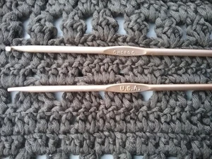 Vintage aber neu HERO Häkelnadel Größe C Gold Aluminium Nadel Made in USA - Bild 1 von 3