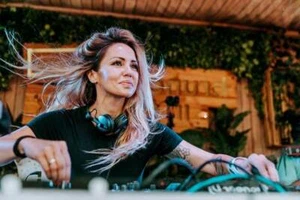 Deborah De Luca Live Techno Audio & Video DJ-Sets 128GB USB SPECIAL (2012-2024) - Picture 1 of 9