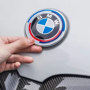 2x BMW Insigne logo Capot 82mm + Coffre 82mm emblème BMW 50E anniversaire - Foto 1 di 9