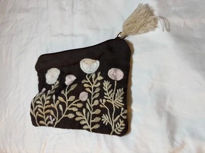 Makeup Canvas Bag with Floral Embroidery and Tassel Zipper  Foto 1 de 4