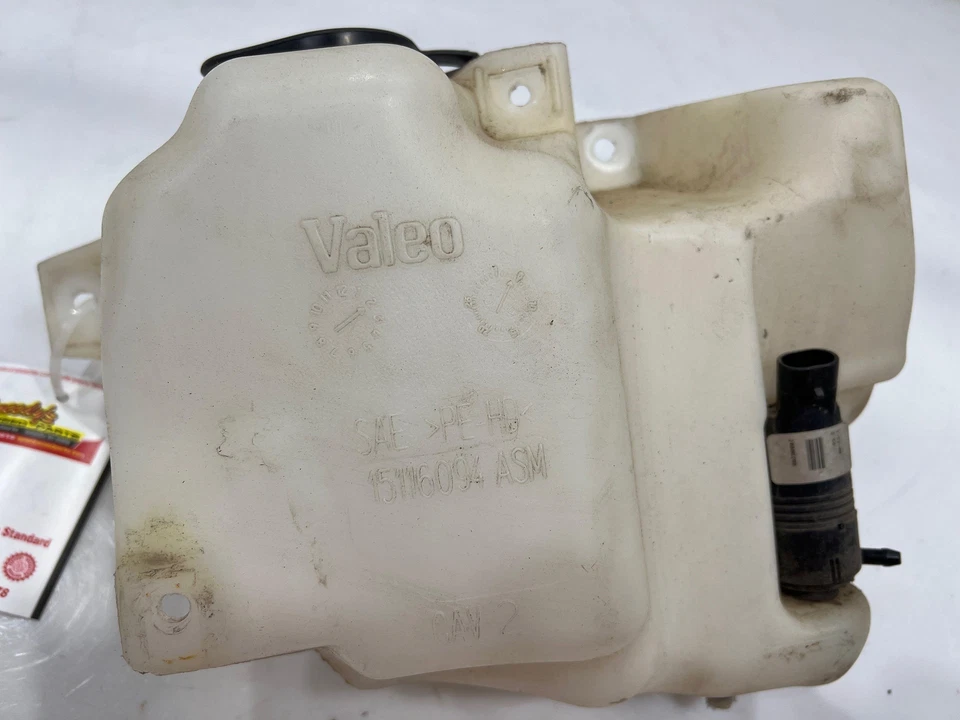 04 - 06 Chevy Colorado Windshield Washer Fluid Reservoir Assembly OEM 88958230 - Image 1 of 4