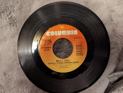 Billy Joel "Leave A Tender Moment Alone" & "This Night" 45 Single Columbia Rcds - Imagem 1 de 2