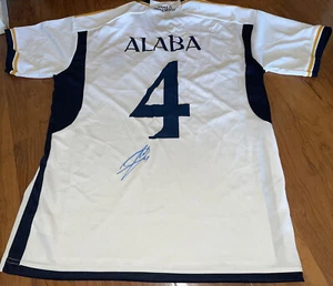 Camiseta deportiva firmada por David Alaba del Real Madrid - Imagen 1 de 3