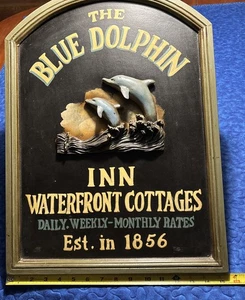 Rustikales handbemaltes Holzschild The Blue Dolphin Inn Waterfront Cottages 15,5 x 21 - Bild 1 von 8
