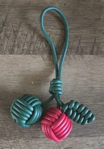 Cuero *Dije de bolsa * Bolas de doble anudado y hoja verde y rojo - Imagen 1 de 3