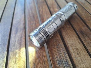 Sunwayman V10r Ti Titan Led Taschenlampe Heiliger Gral - Bild 1 von 18