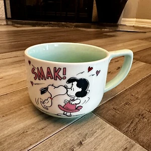Taza Hallmark Peanuts Snoopy Lucy Kiss San Valentín 2023 ¡HABLE! Café pastel grande - Imagen 1 de 7