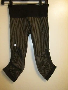 Pantalones Legging Lululemon Athletica 4 In the Flow Verde Oliva Negro Crop Yoga Gimnasio - Imagen 1 de 5