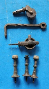 Lot Of Vintage Hardware Door Stops Gate Hook, Small Pulley, &  Wood Wheel Caster - Bild 1 von 12