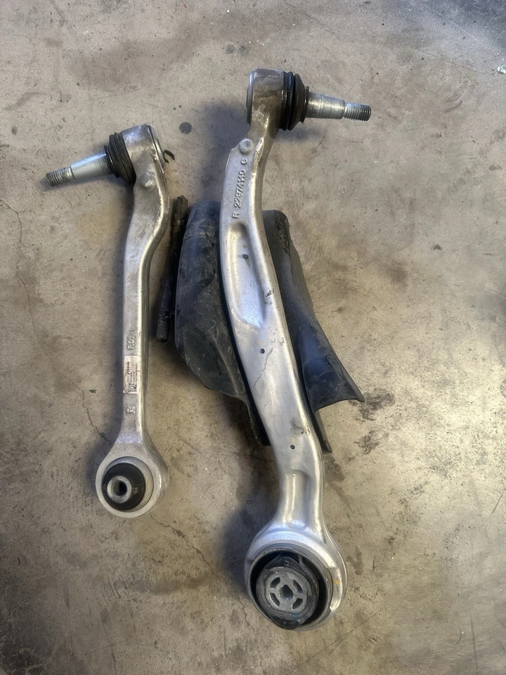 2016-2024 Chevrolet Camaro SS Front right Control Arm Set OEM - Image 1 of 1