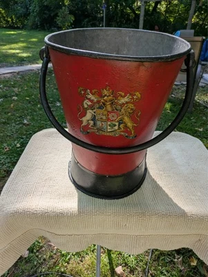 ANTIGUO CUBO DE LEÑA PINTADO INGLÉS DE FINALES DEL SIGLO XIX CON FERRETERÍA NEVILLE Foto 1 de 4