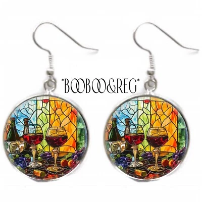 Pendientes colgantes con dije de plata impresión artística de vidrieras FAUX copas de vino Foto 1 de 4