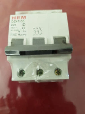 3 PHASE 3 POLE CIRCUIT BREAKER 25A 400V ~ 415V 6KA SINGLE POLE CIRCUIT BREAKER . - image 1 of 2