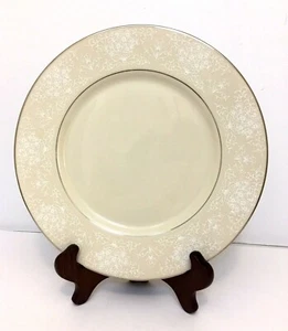 Plato de cena fino chino Ridgewood 10,5" encaje floral con champán hecho en EE. UU. - Imagen 1 de 7