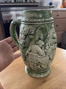 Vintage grüner Keramik Bierstein im deutschen Stil - geprägte bayrische Volksszenen - Bild 1 von 4