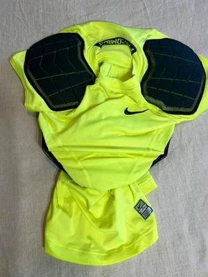 Camisa de fútbol de compresión acolchada Nike Pro Combat para hombre mediana verde amarilla Foto 1 de 4
