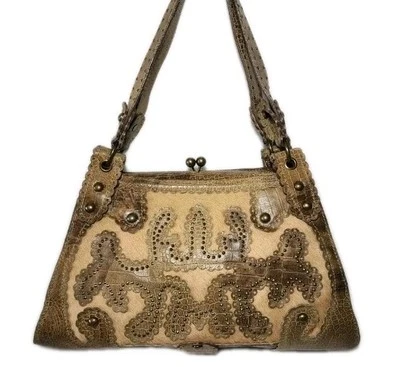 BOLSO DE MANO ISABELLA FIORE ALDIC TACHONADO PELO DE BECERRO TOP BLOQUEO TORCIDO MARCO DURO $595  Foto 1 de 4