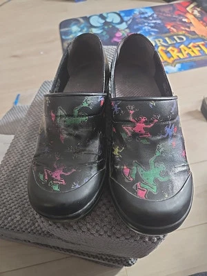 Dansko Vegan Tree Frogs 女式 38 码 US 7.5 黑色一脚蹬工作鞋 — 第 1/4 张图片