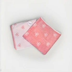 (2) Juego de toallas de baño coqueta con arco rosa y blanco reversible COMMON THREAD - Imagen 1 de 3